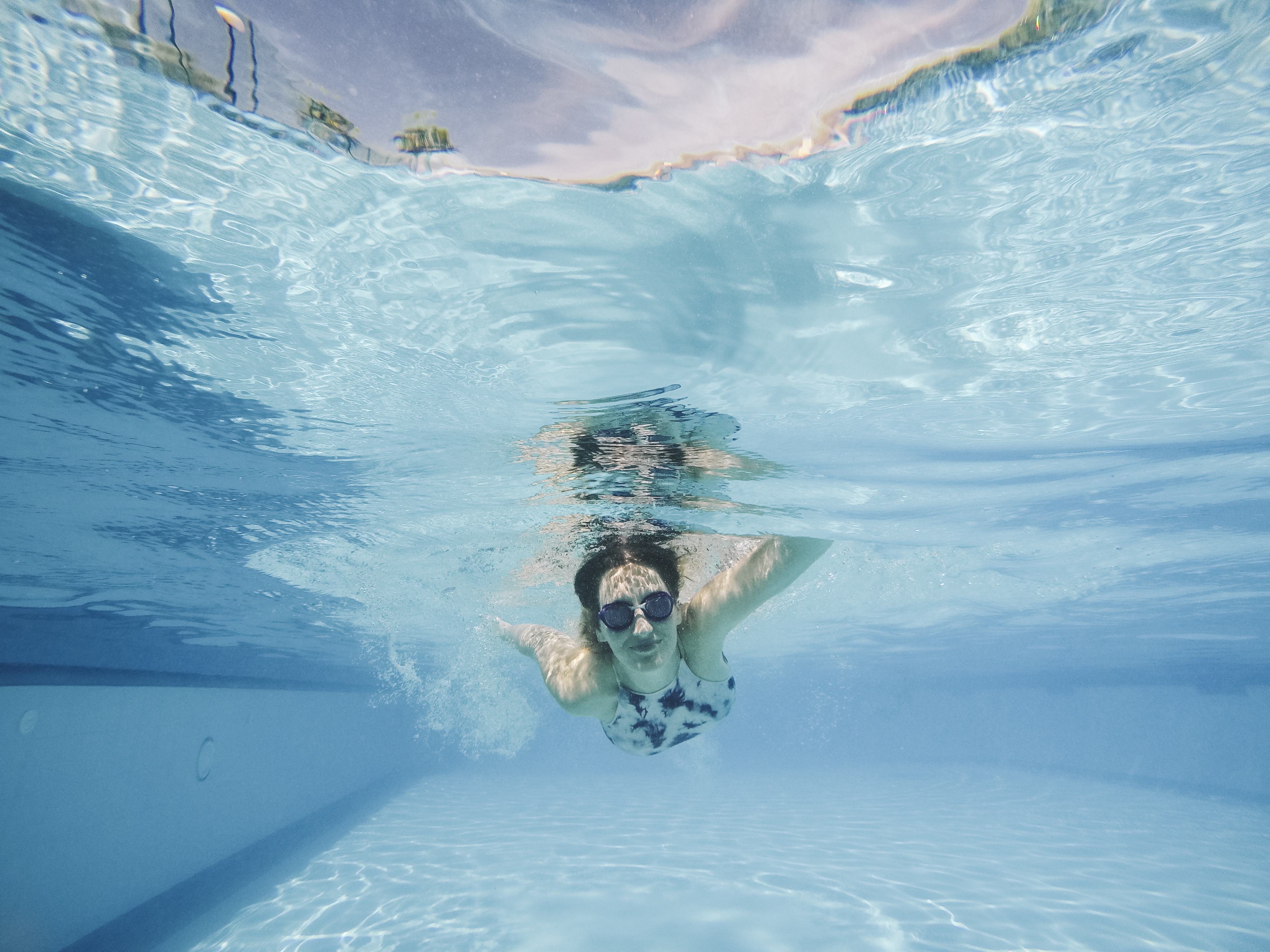 水中 女性 水中の女性
