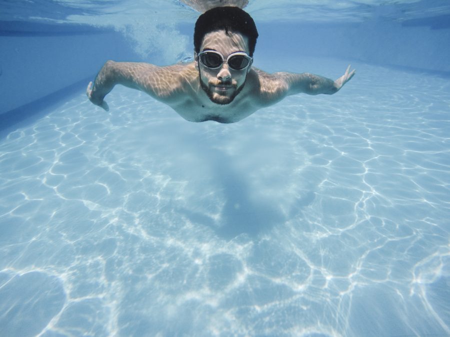 水中 男性 水中の男性