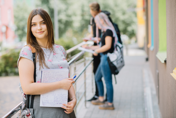 学校に通う女性 勉強をする女性