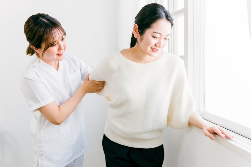 リハビリを行う理学療法士