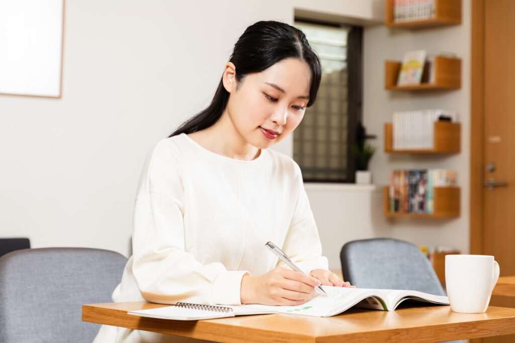 資格勉強をする女性