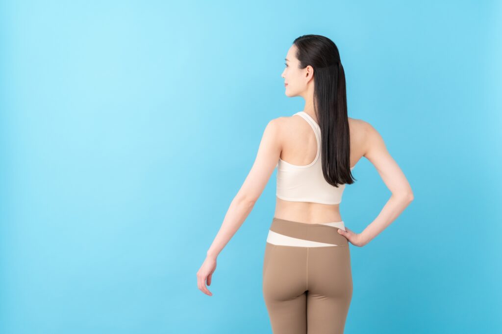 インストラクターの女性の後ろ姿